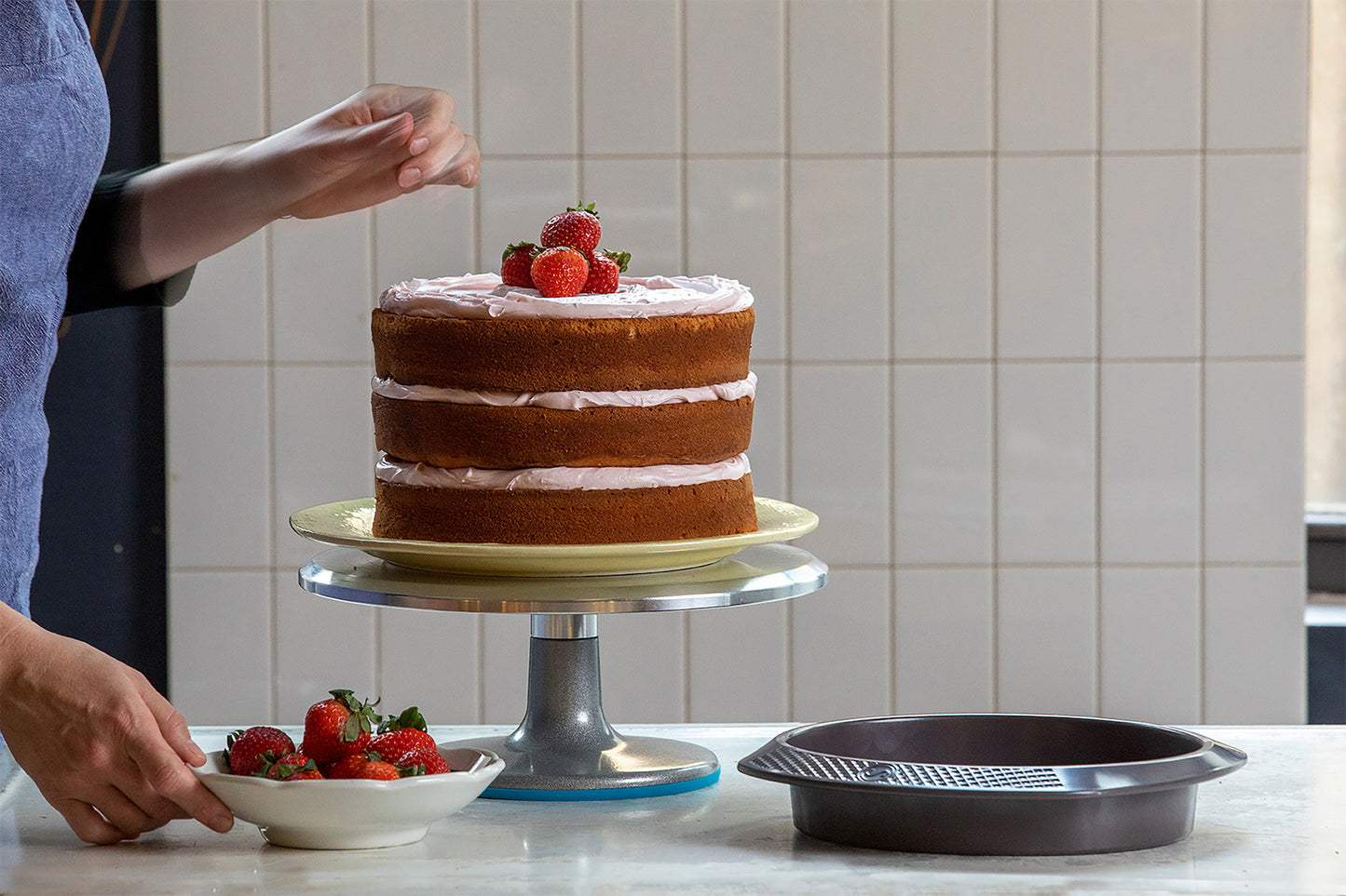 9-Inch Round Cake Pan with Silicone Grips